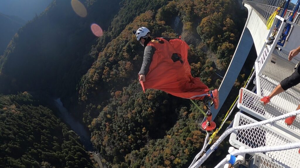 スカイダイビングより怖い 地上2m 日本一高いバンジージャンプ モトカン